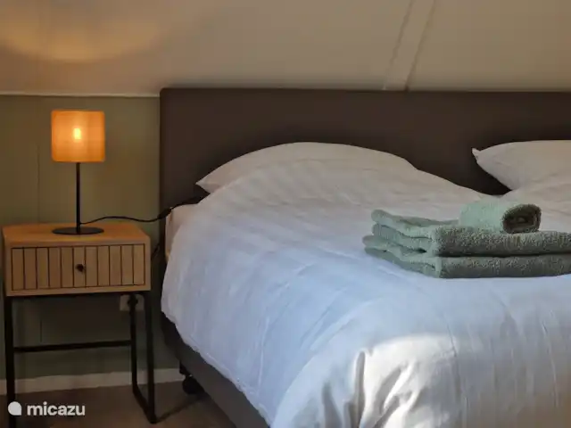 Opgemaakte bedden met handdoeken